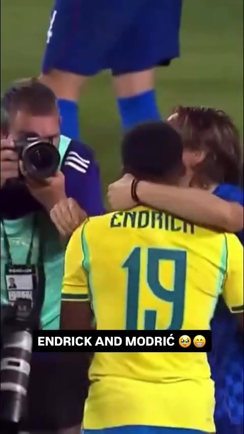 yunkai体育-好久不见！19岁恩德里克开心抱起40岁莫德里奇，两人赛后寒暄